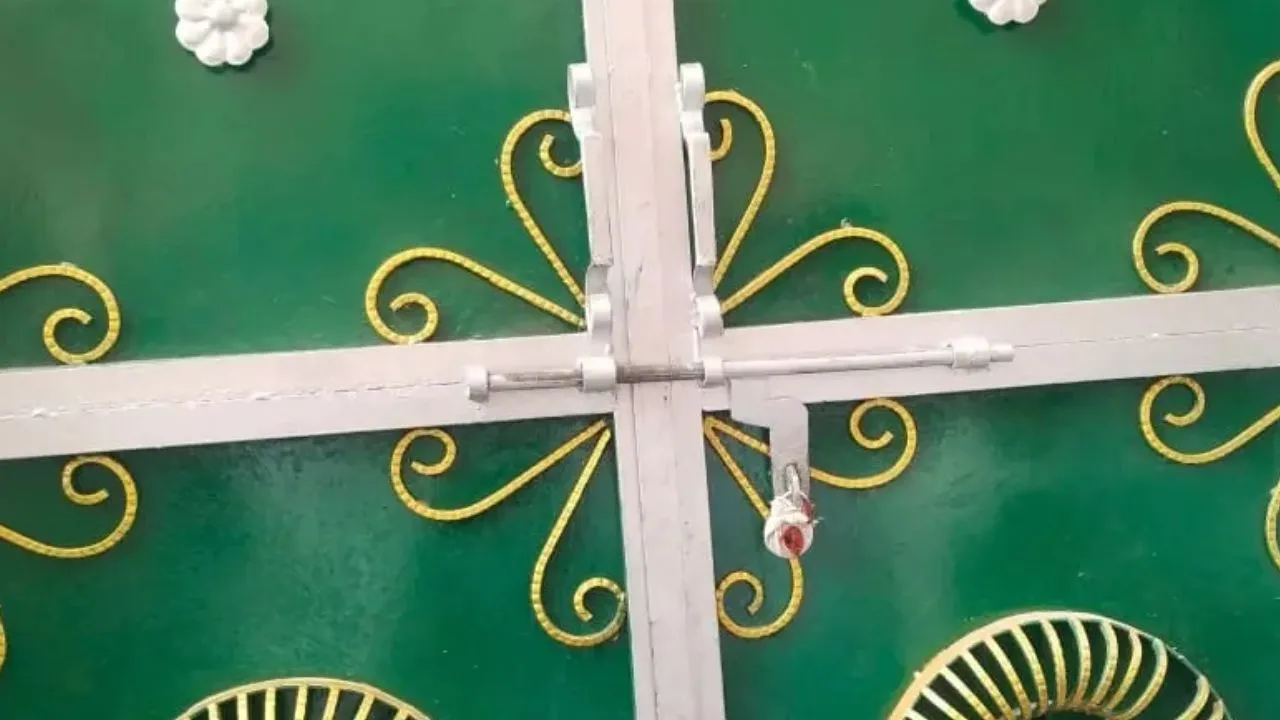 लखीमपुर: प्रशासन की सख्त कार्रवाई, दो मदरसों में लगा ताला, बेसिक स्कूल और आंगनबाड़ी केंद्र में पढ़ेंगे बच्चे 