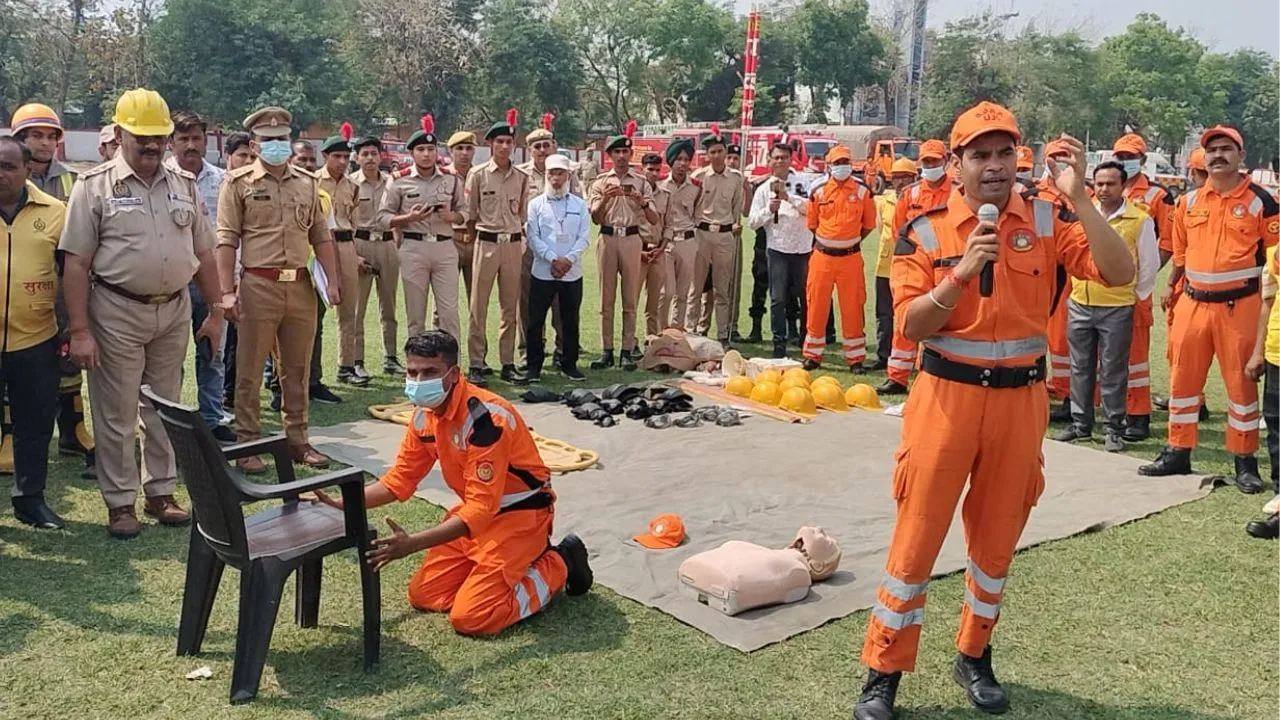 हवाई हमले के साये में मुरादाबाद में ब्लैकआउट की तैयारी, नागरिकों को दी गई सुरक्षा ट्रेनिंग