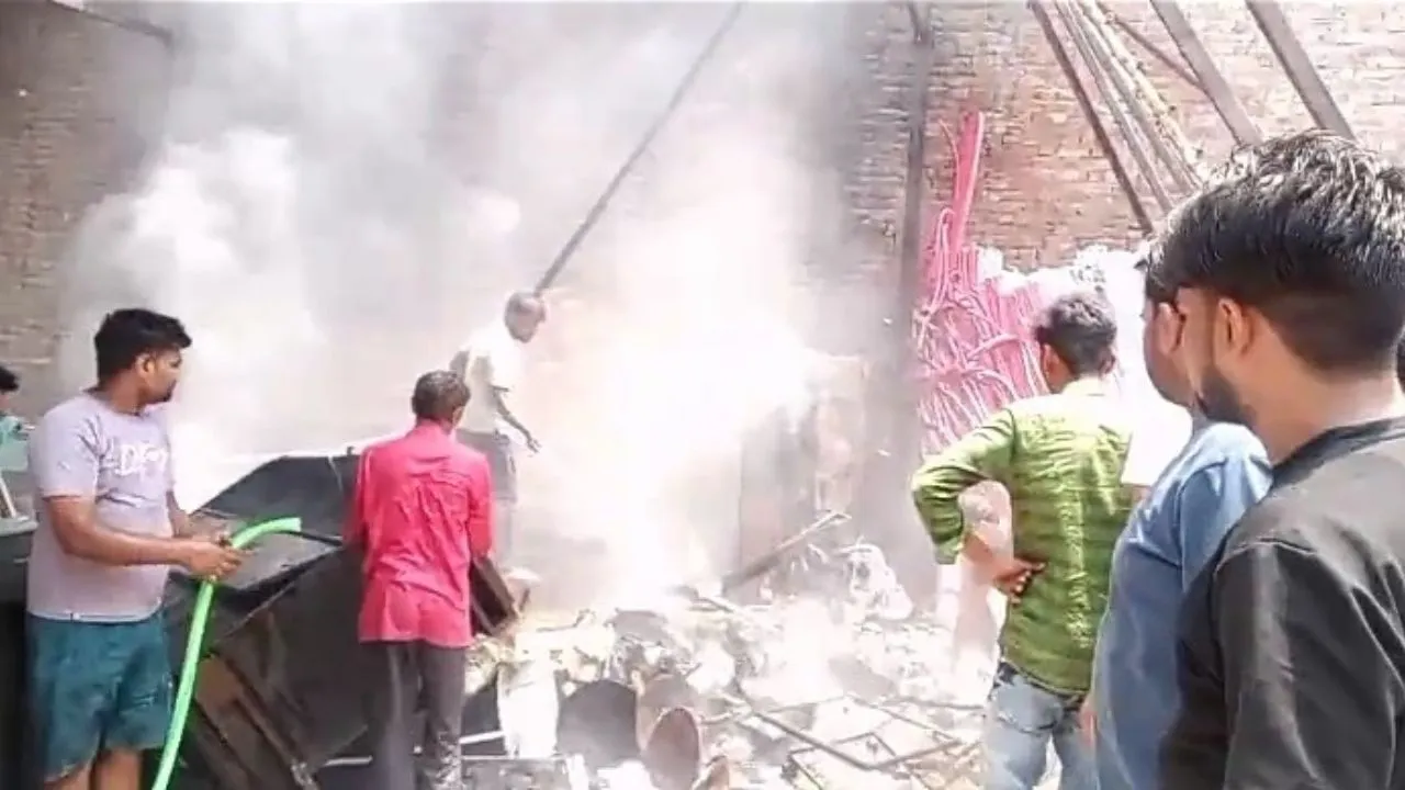 अमरोहा: वेल्डिंग की चिंगारी से गोदाम में लगी भीषण आग, 3 लाख का सामान जलकर राख