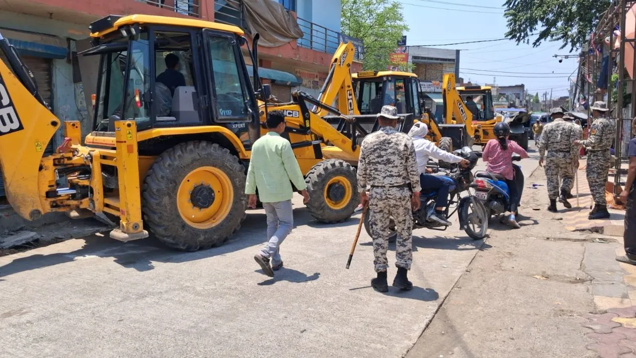 बरेली: जेसीबी से अतिक्रमण हटाने पर भड़का डायल 112 कर्मी, JE से की मारपीट