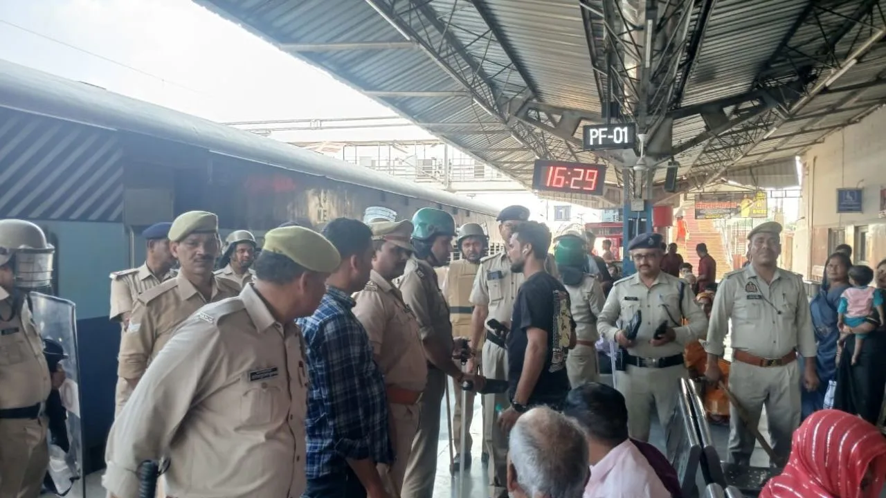 कासगंज: रेलवे स्टेशन पर सुरक्षा बढ़ी, मॉकड्रिल और चलाया चेकिंग अभियान