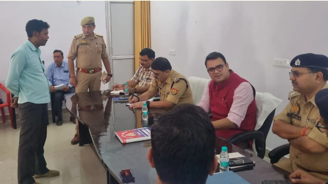 बदायूं: सात शिकायती पत्रों में एक का मौके पर निस्तारण, DM और SSP ने सुनी समस्याएं