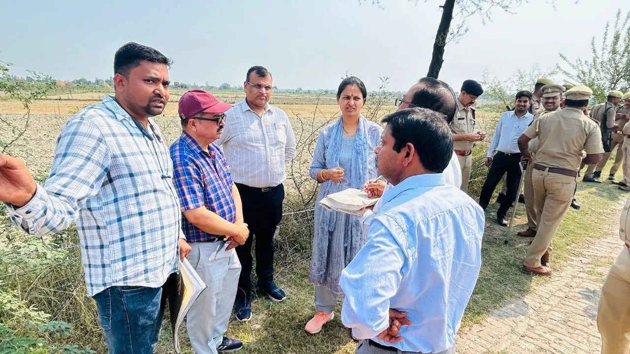 अमरोहा: डीएम ने चकबंदी में लापरवाही पर दिखाई सख्ती, अधिकारियों का वेतन रोका