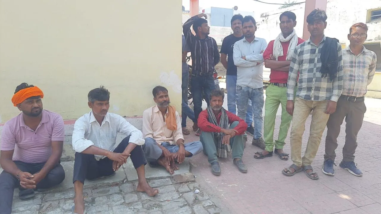 रामपुर: दो ट्रकों की भिड़ंत के बाद पलटा ट्रक, चालक की जिंदा जलकर मौत