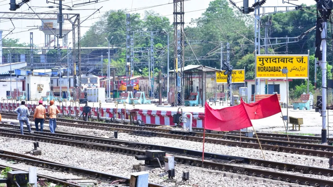 मुरादाबाद: कपूर कंपनी पुल पर गर्डर रखने का कार्य पूरा, पुल जुलाई में हो जाएगा तैयार