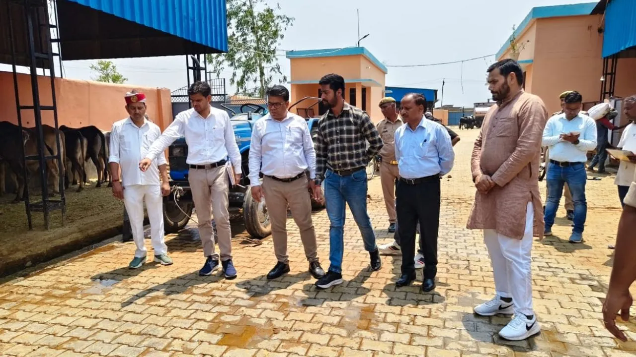 पीलीभीत: सीएचसी में गंदगी देख भड़के डीएम, स्टाफ को लगाई फटकार