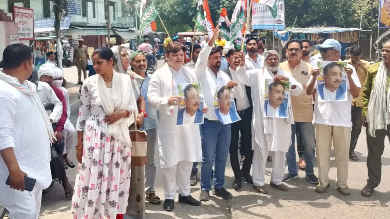 लखीमपुर: कर्नल सोफिया पर टिप्पणी से आक्रोश, कांग्रेसियों ने कलेक्ट्रेट पर किया प्रदर्शन
