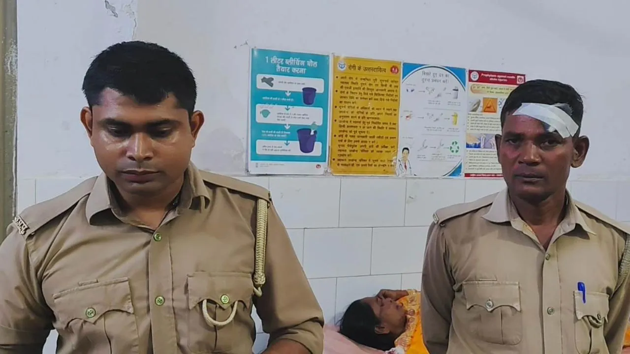 पीलीभीत: कॉल कर पुलिस बुलाई, कूड़ा हटवाने की जिद के बाद सिपाही-होमगार्ड पर किया हमला...FIR