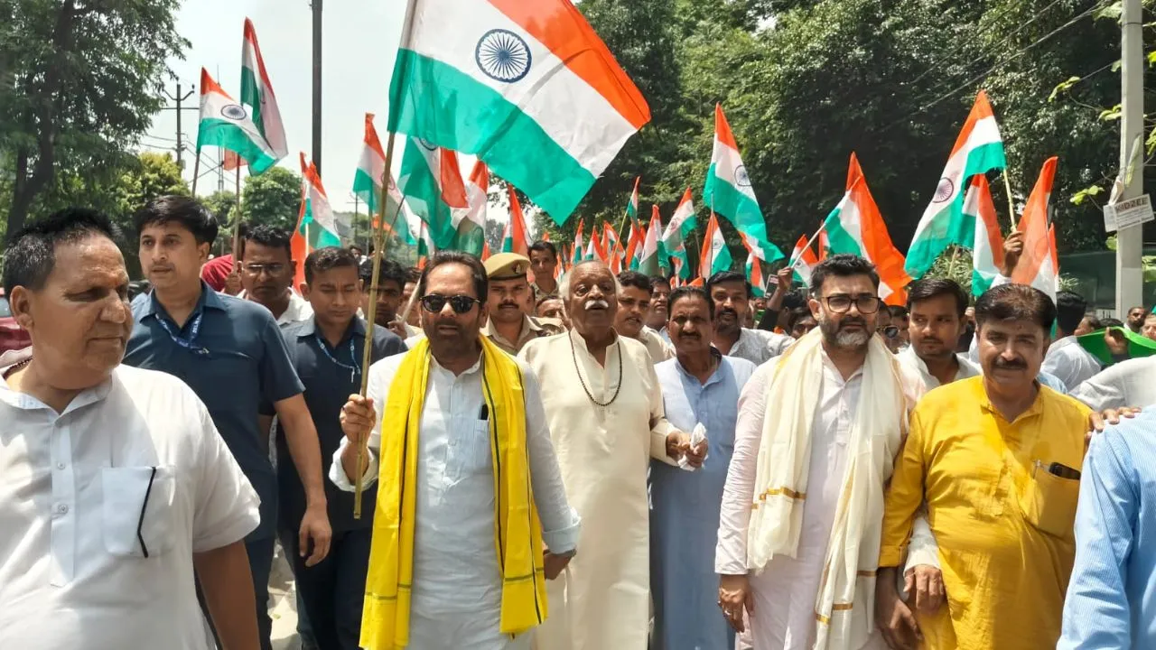 रामपुर में 1100 फीट लंबी तिरंगा यात्रा, सेना की सफलता का किया अभिनंदन