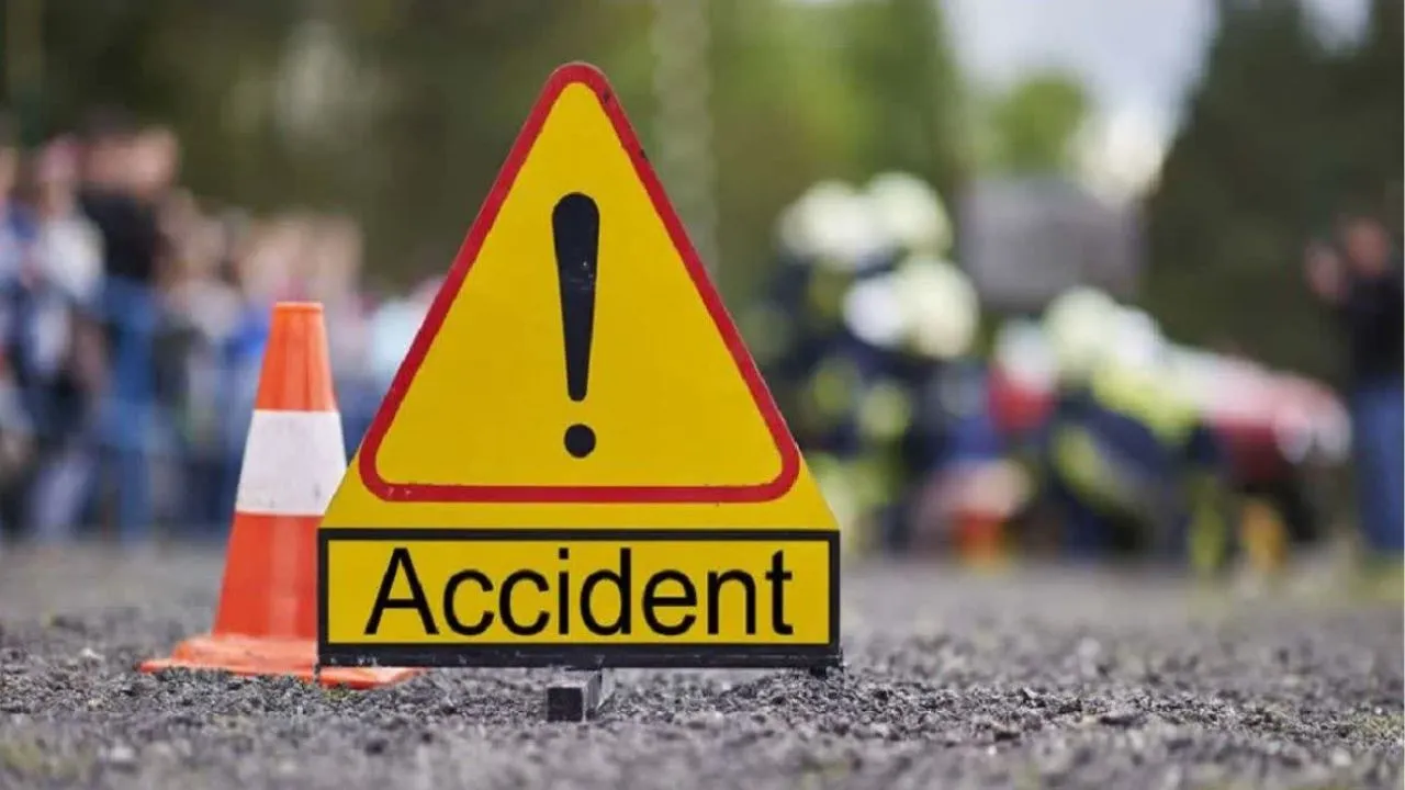 रामपुर: हाईवे पर कार ने बाइक सवार वृद्ध को रौंदा, जिला अस्पताल में रेफर 