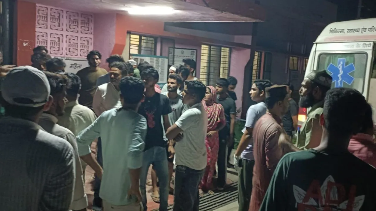 पीलीभीत: बरात में जा रहे बाइक सवार कार से टकराए, पिता पुत्री की मौत, पत्नी की हालत गंभीर 