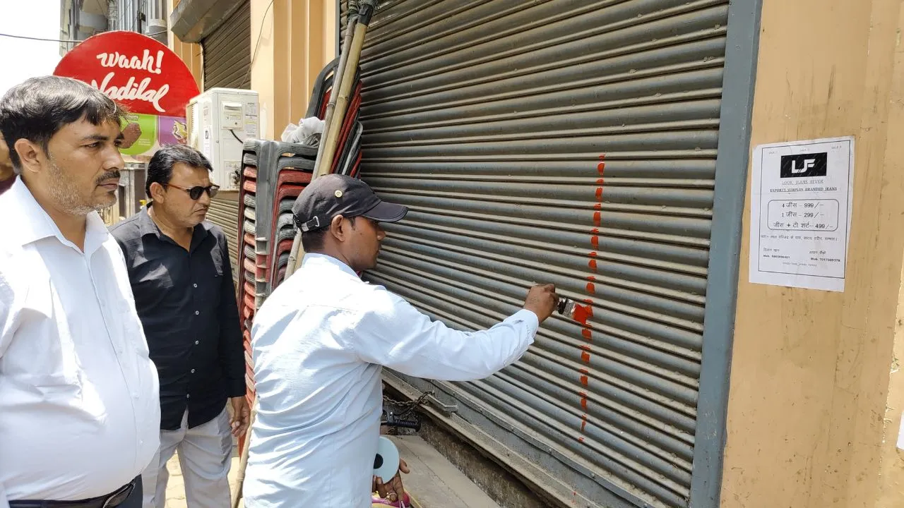 संभल: चंदौसी चौराहा चौड़ीकरण की तैयारी तेज, एक दर्जन दुकानों पर चलेगा बुलडोजर