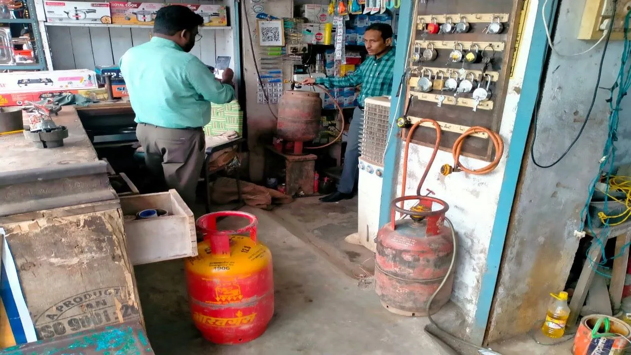 बाराबंकी : घरेलू गैस सिलेंडरों की अवैध रिफिलिंग का भंडाफोड़, दो दुकानों पर हुई कार्रवाई 