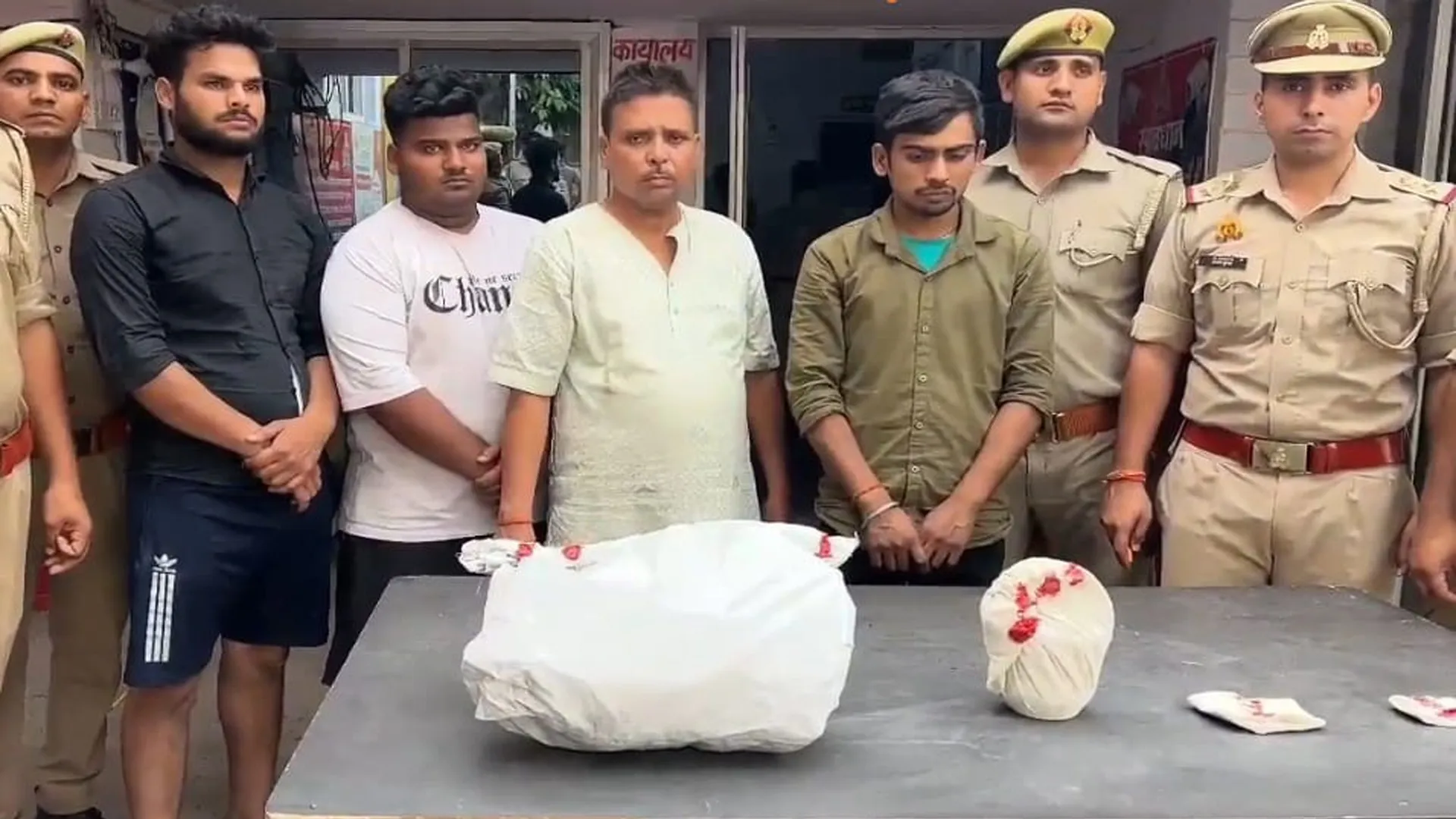 रामपुर: प्राचीन हनुमान मंदिर से चोरी हुआ कलश बरामद...चार चोर गिरफ्तार