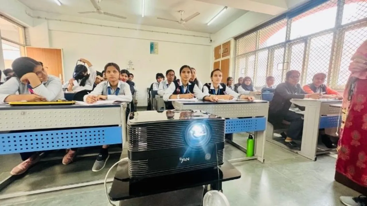 कानपुर : कभी जर्जर विद्यालयों में था स्कूल का नाम, लगी स्मार्ट कक्षा 