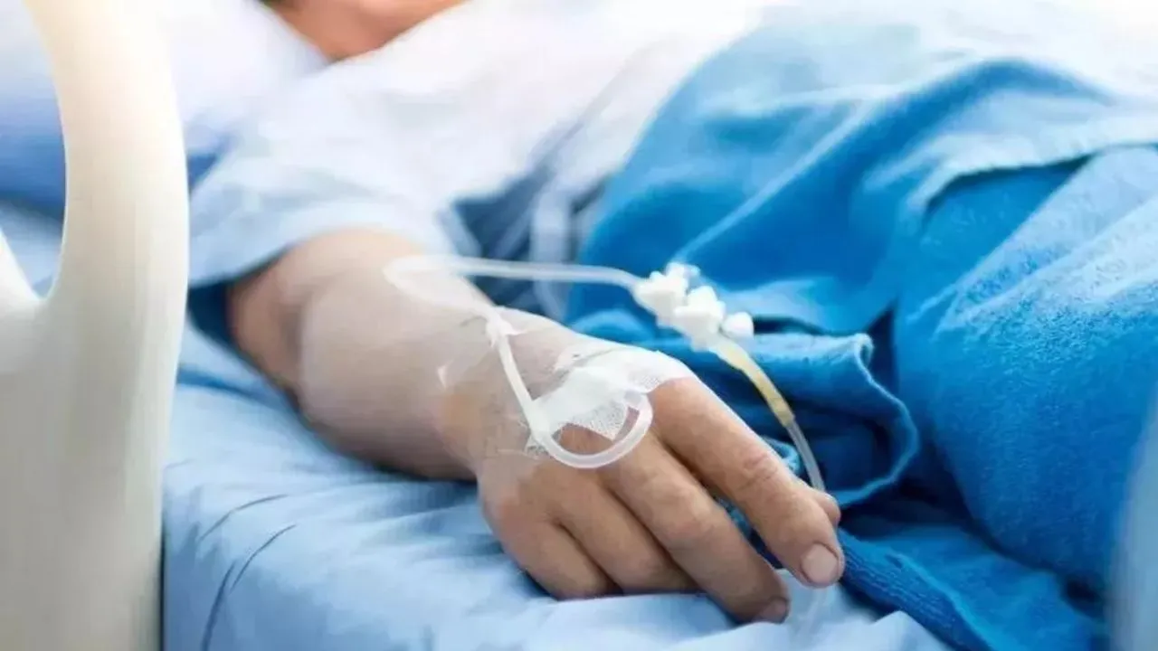 Hamirpur: चलती कार का डोर खुलने से दूल्हे के पिता व रिश्तेदार गिरे; पिता कानपुर रेफर, दुल्हन और दहेज के सामान के साथ बारात पहुंची अस्पताल 