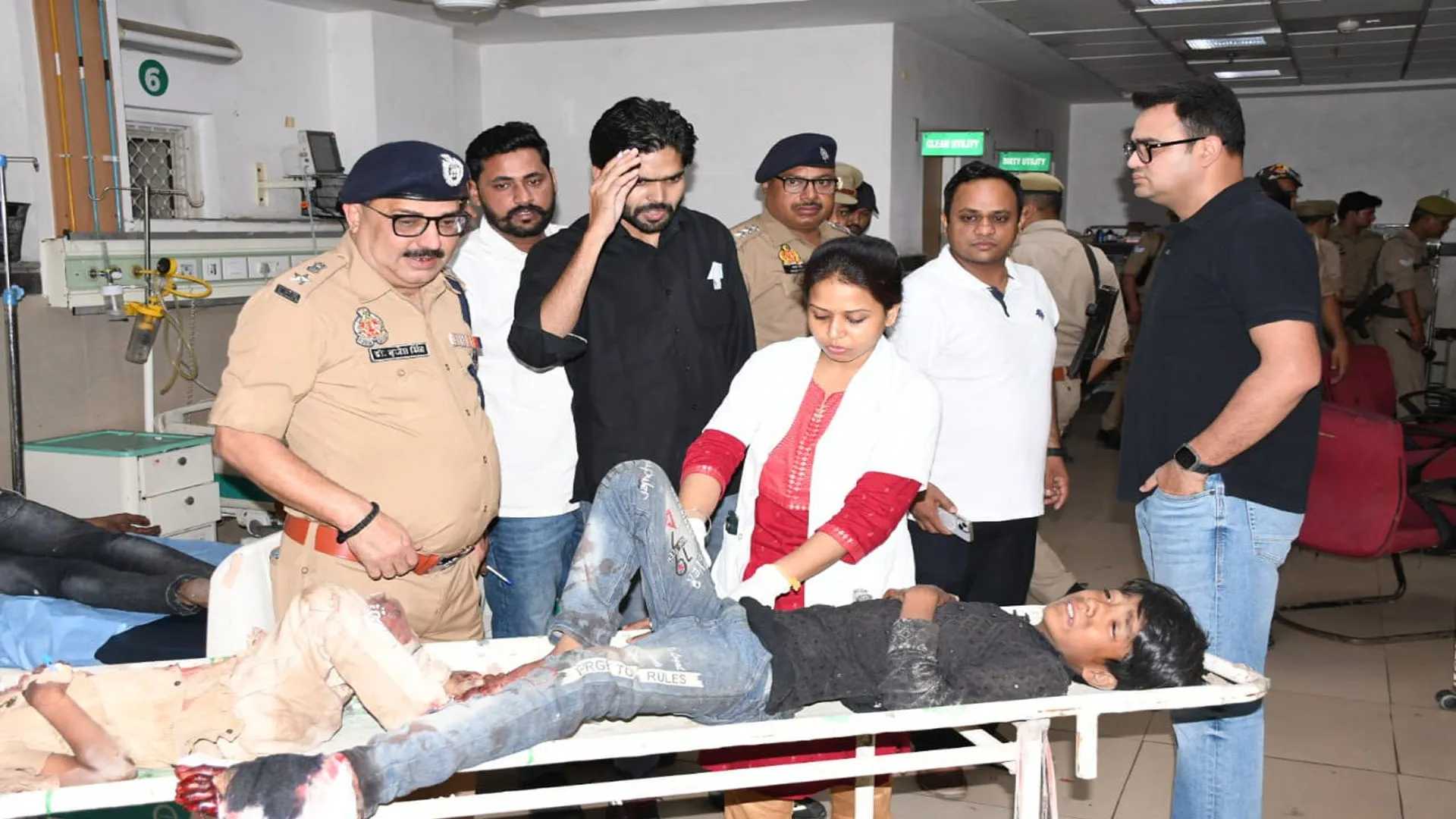 बदायूं: अनियंत्रित होकर डबल डेकर बस पलटी...चालक की मौत, 45 यात्री घायल