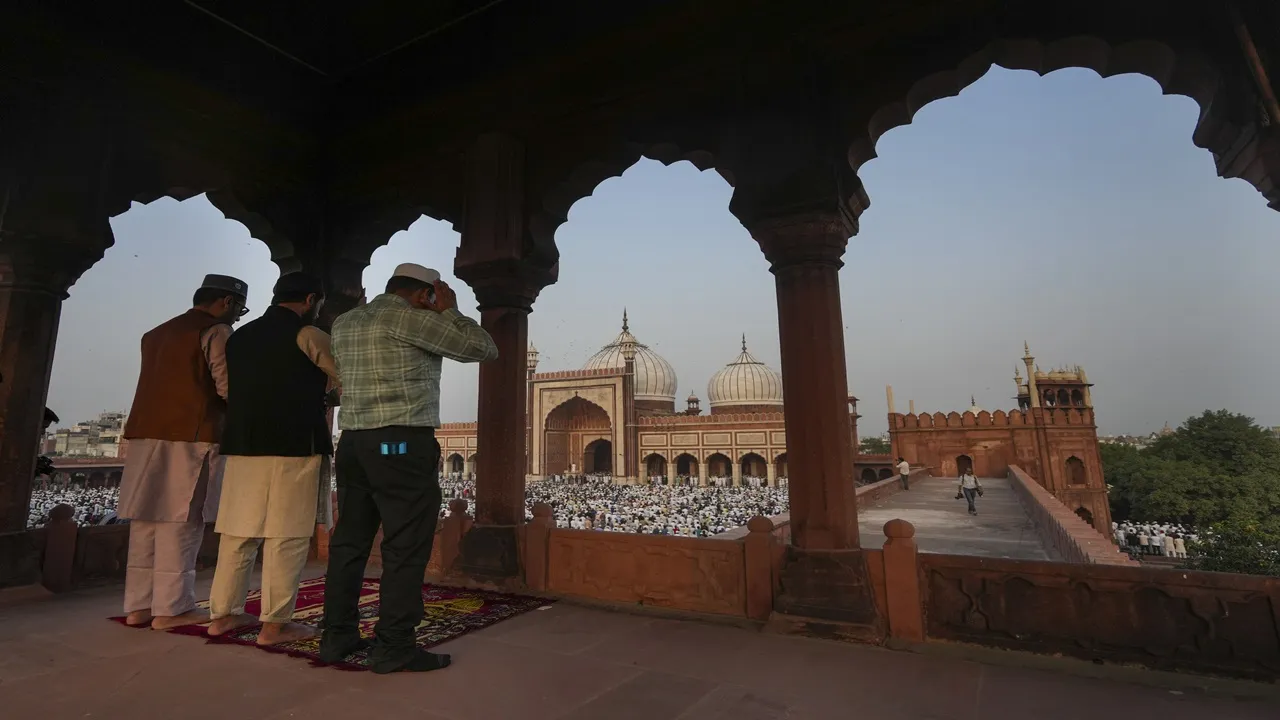 दिल्ली में अदा की गई ईद-उल-अजहा की नमाज, एक-दूसरे को गले लगाकर दी बधाई, देखें तस्वीरें