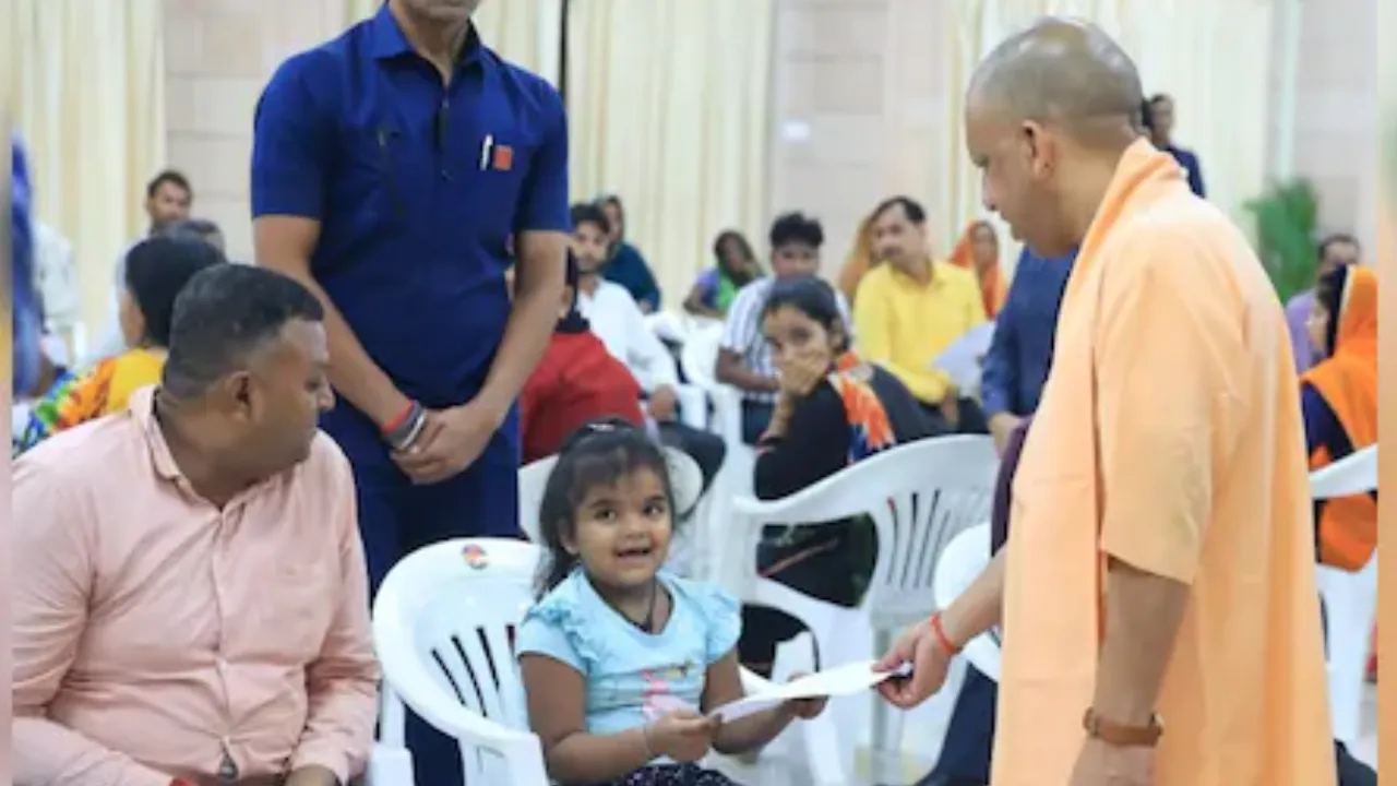 मैं स्कूल जाना चाहती हूं दाखिला करा दीजिए... CM योगी से सुबह बच्ची ने लगाई गुहार, तुरंत पूरी हुई ख्वाहिश 