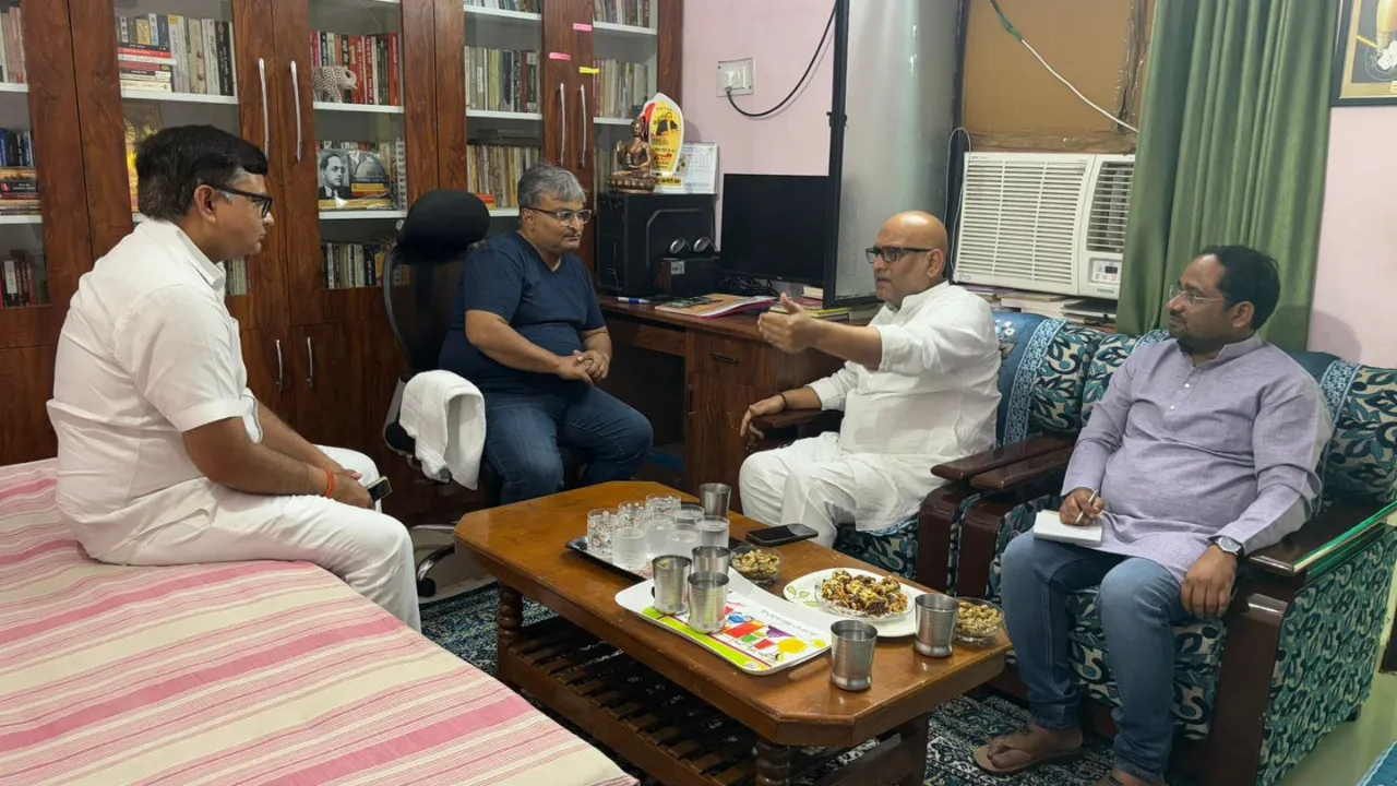 सोनम रघुवंशी को RSS की उपज बताने वाले प्रोफेसर से मिले यूपी कांग्रेस अध्यक्ष, बोले रिवकांत- हिंदुत्ववादियों के साजिश के खिलाफ....