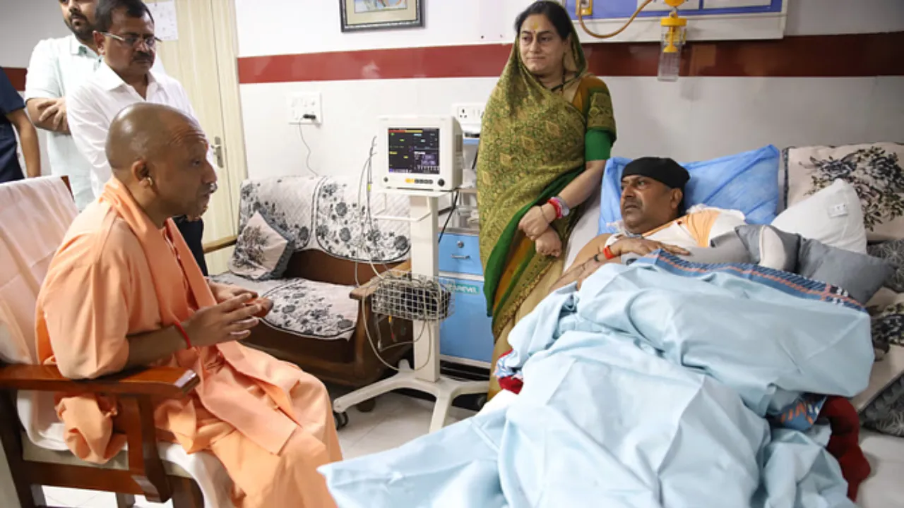 सड़क हादसे में घायल विधायक का हाल जानने अस्पताल पहुंचे सीएम योगी 