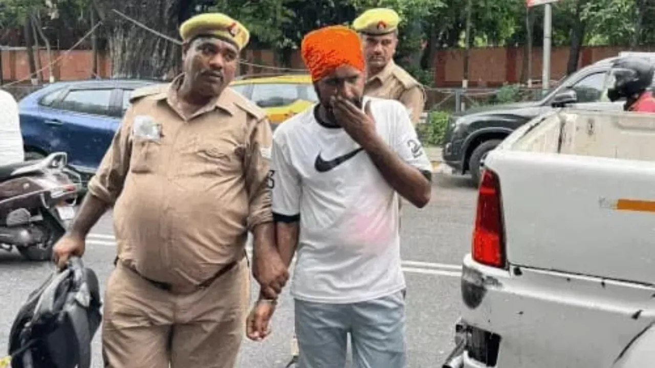 लखनऊः CM आवास के पास महिला ने किया आत्मदाह का प्रयास, खुद पर छिड़का पेट्रोल, पुलिस पर लगाए गंभीर आरोप