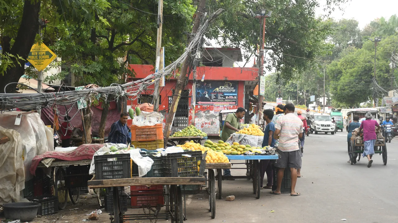अमृत विचार-आपके द्वारः तार पर निकल रहे आम, नो वेंडिंग जोन में फलमंडी से जाम