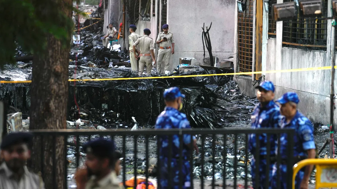 Ahmedabad Plane Crash: अहमदाबाद में एअर इंडिया विमान दुर्घटना स्थल पर NSG टीम तैनात, जानें लेटेस्ट अपडेट