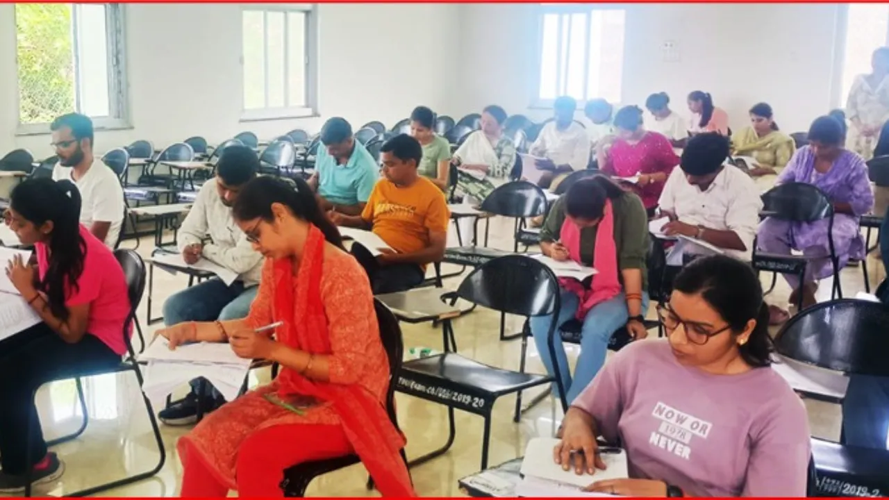 प्रयागराजः मुविवि की बीएड प्रवेश परीक्षा में 71 फीसदी अभ्यर्थी हुए शामिल, कुलपति ने किया परीक्षा केंद्र का निरीक्षण 