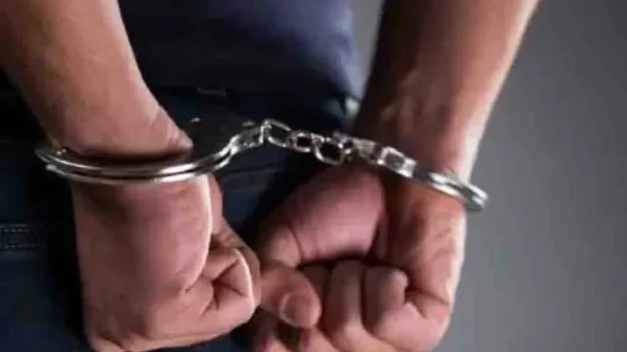 24 छात्राओं का यौन उत्पीड़न करने के आरोप में शिक्षक गिरफ्तार, स्कूल में करता था ये काम