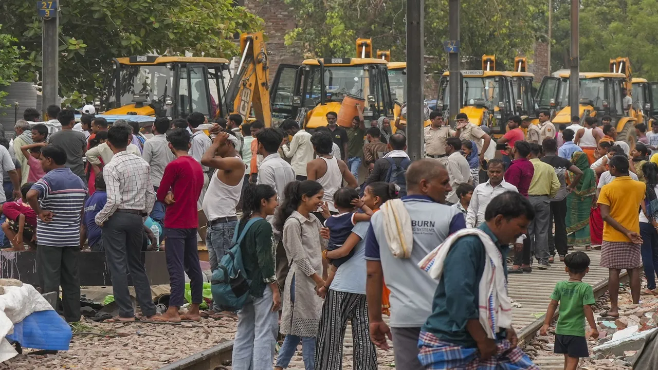  दिल्ली: अशोक विहार व वजीरपुर में ध्वस्तीकरण अभियान शुरू, 200 से अधिक मकानों को किया जाएगा ध्वस्त, देखें तस्वीरें