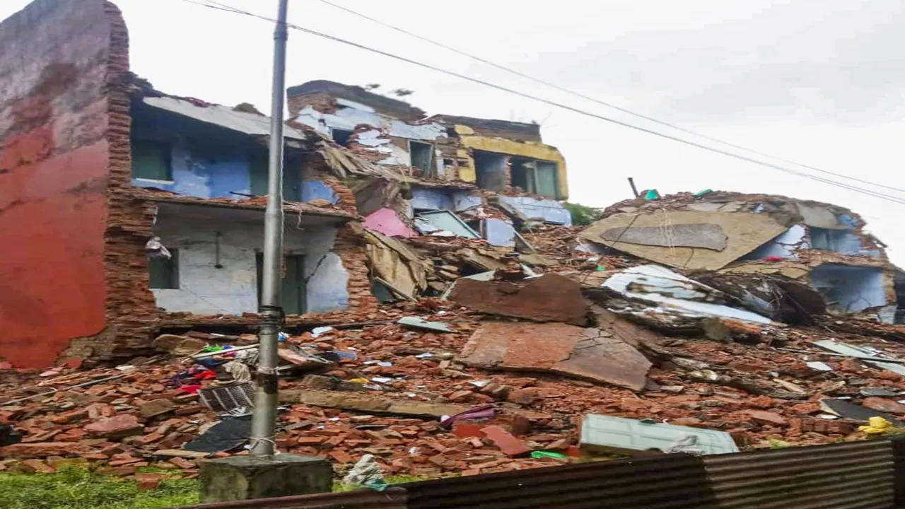 झारखंड में भारी बारिश : मलबे से निकाले गए दो छात्रों के शव, मकान गिरने से एक लड़की की मौत