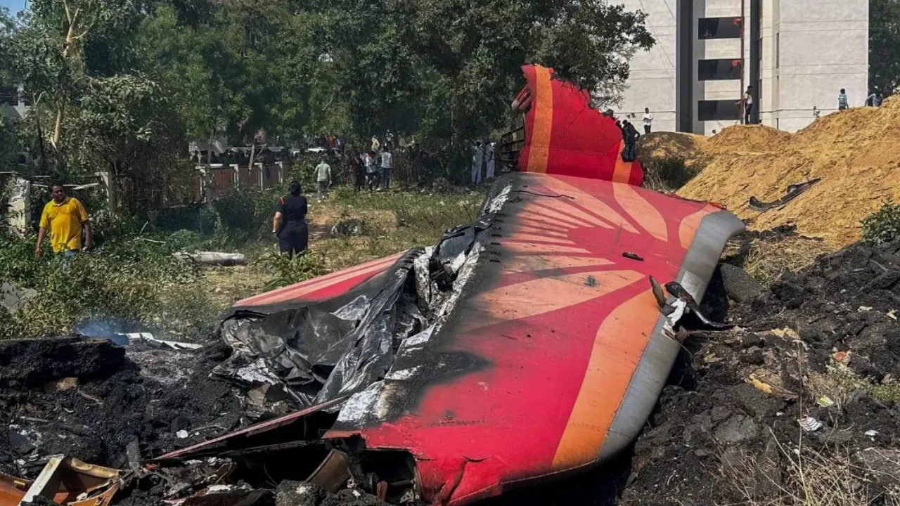 Ahmedabad Plane Crash: 28 घंटे बाद मिला Black Box, भारत और US-ब्रिटेन की एजेंसियां कर रहीं हादसे की जांच 