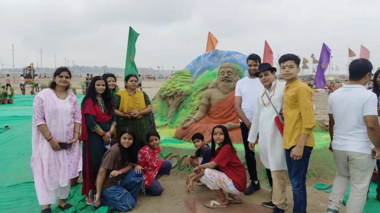 प्रयागराज: 11वें अंतरराष्ट्रीय योग दिवस पर संगम तट पर हजारों लोगों ने किया योग, कैबिनेट मंत्री नंदी ने नियमित योग के लिए किया प्रोत्साहित 