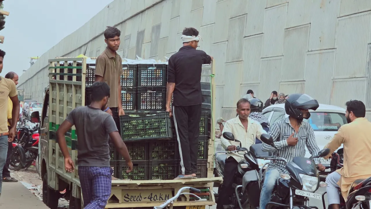 मैडम कमिश्नर... लखनऊ की अवैध आम मंडी वहीं पर, फटकार के बाद भी नहीं हटा बाजार