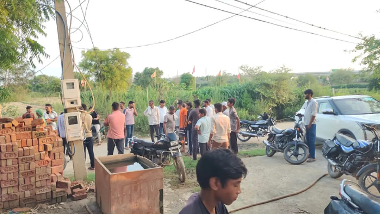 आगरा में हंगामा: मीटर लगाने पर गुस्साए ग्रामीण, बिजली टीम और पुलिस पर किया पथराव, दो दरोगा सहित 12 लोग जख्मी