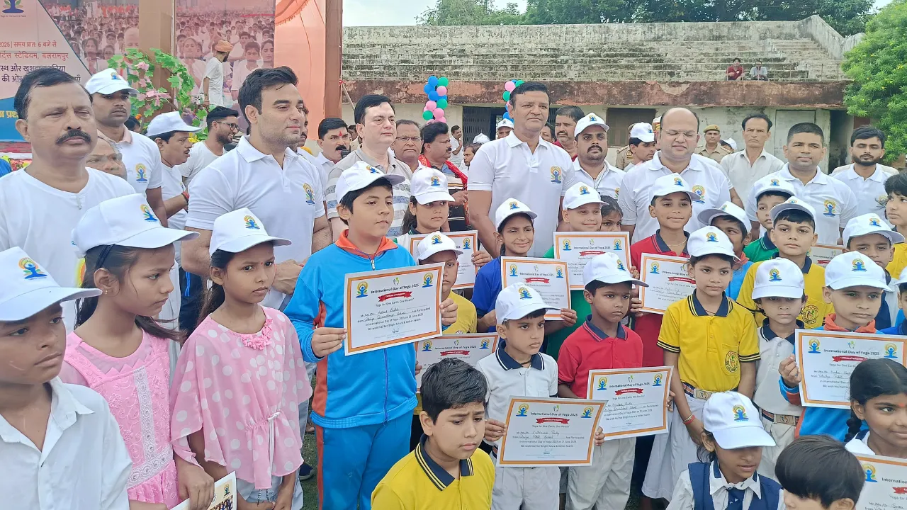 बलरामपुर: जिला स्पोर्ट्स स्टेडियम में हर्षोल्लास के साथ मनाया गया 11वां अंतरराष्ट्रीय योग दिवस