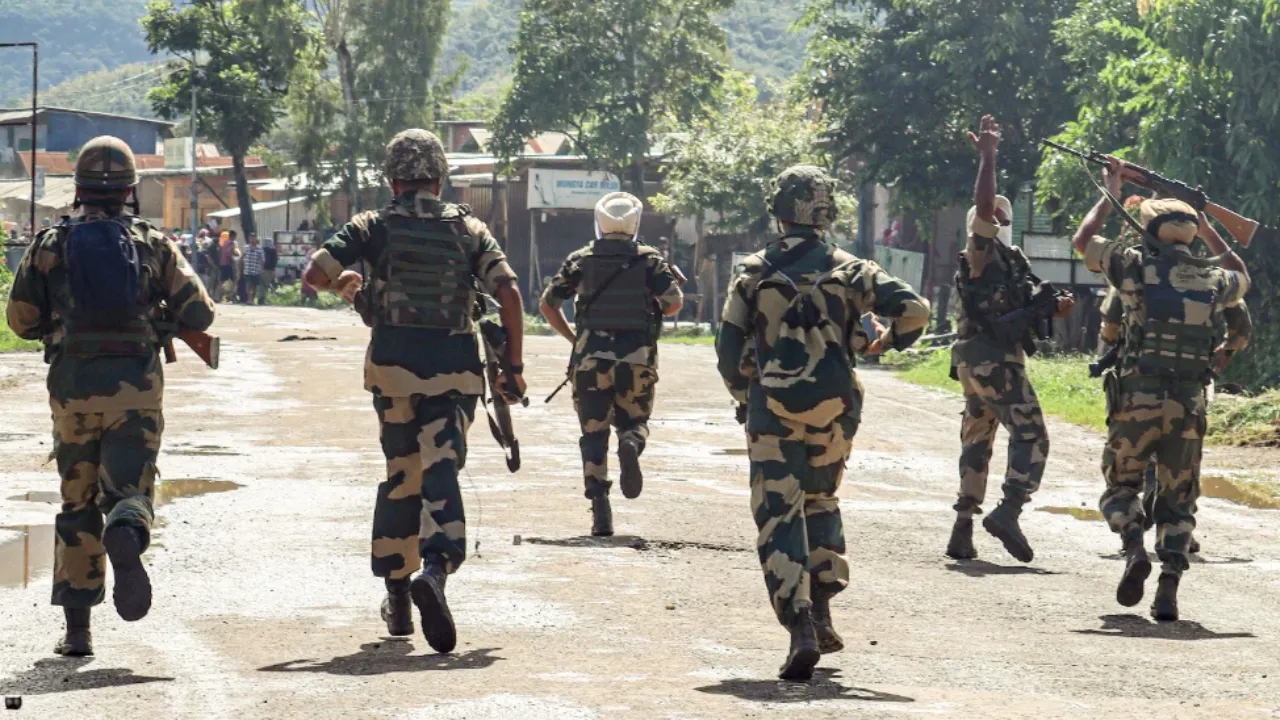 मणिपुर में हाई लेवल मीटिंग, कानून व्यवस्था समेत कई मुद्दों पर हुई केंद्रीय गृह सचिव और राज्यपाल की चर्चा