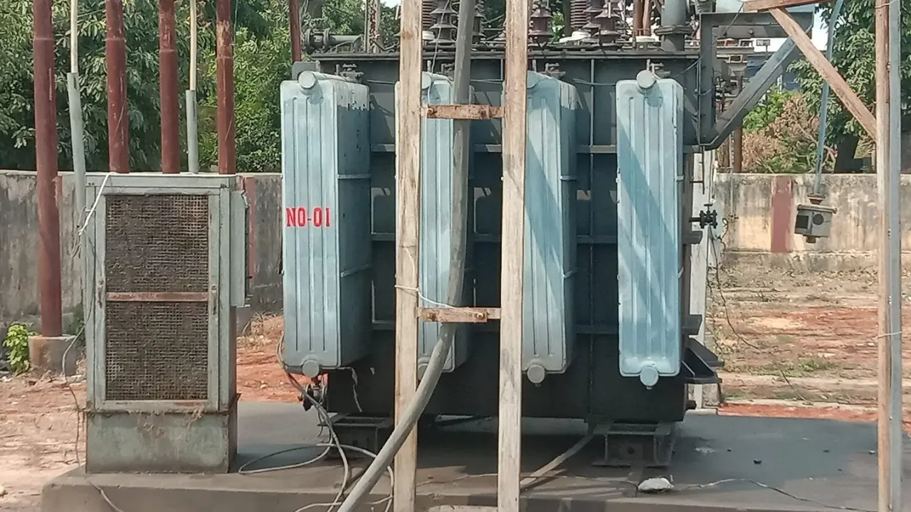 Bareilly: भीषण गर्मी में लोड बढ़ने पर ट्रांसफार्मर और केबल सुलगने लगे, बिजली आपूर्ति बाधित