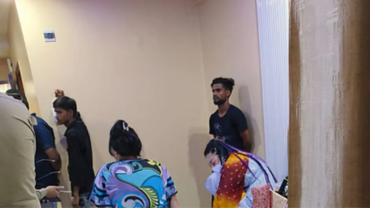 UP News:  कहीं जासूस तो नहीं उज्बेकिस्तानी महिलाएं? प्लास्टिक सर्जरी कराकर बसाया घर, अलर्ट पर खुफिया एजेंसियां