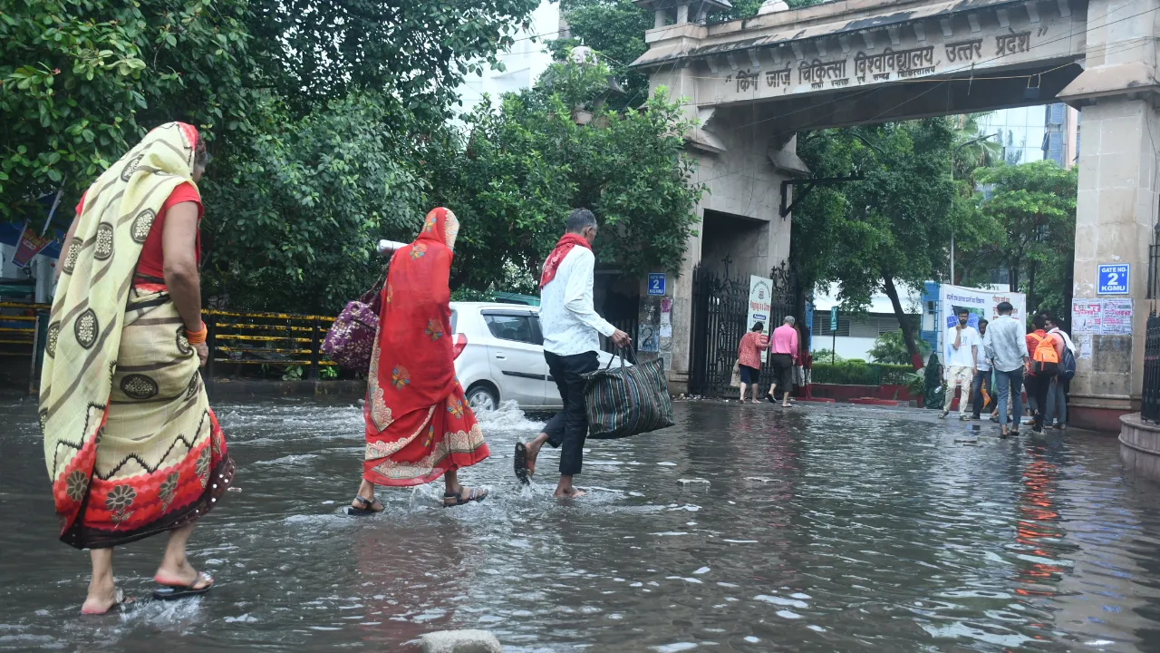 UP News: अब नहीं होगा जगह-जगह जलभराव, नगर आयुक्त ने जारी किए हेल्पलाइन नंबर