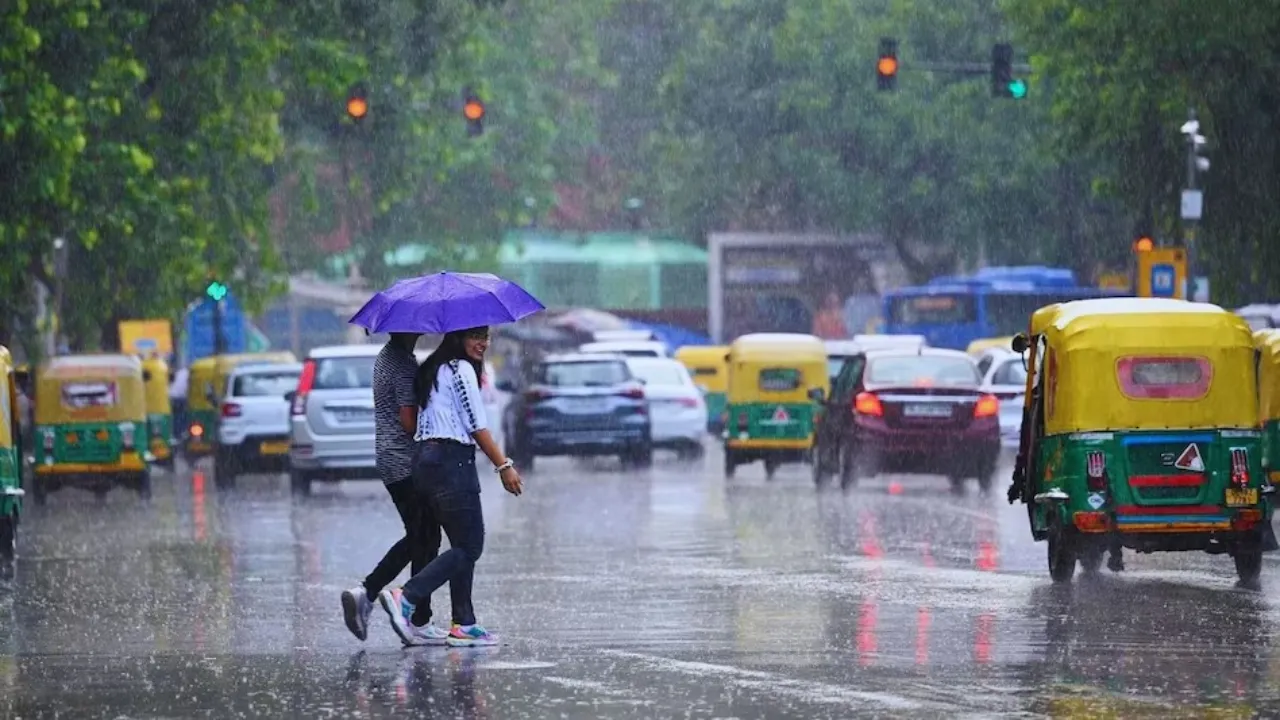 UP Monsoon: राजधानी समेत पूरे प्रदेश में बदला मौसम, कई जिलों में आज होगी बारिश, 18 जून से मानसून देगा दस्तक