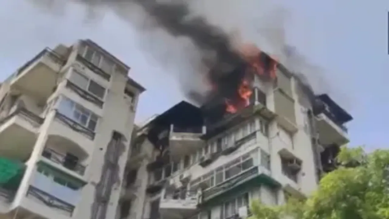 Delhi Fire: द्वारका के फ्लैट में लगी भीषण आग, पिता के साथ जान बचाने को फ्लैट से कूदे दो बच्चे, तीनों की मौत