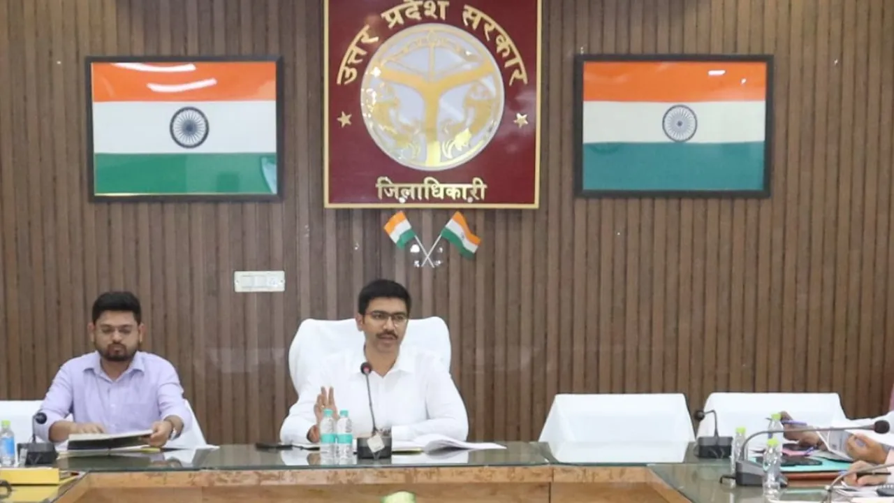 सहारनपुरः 26 अफसरों के खिलाफ DM का बड़ा एक्शन, वेतन रोकने का दिया आदेश 