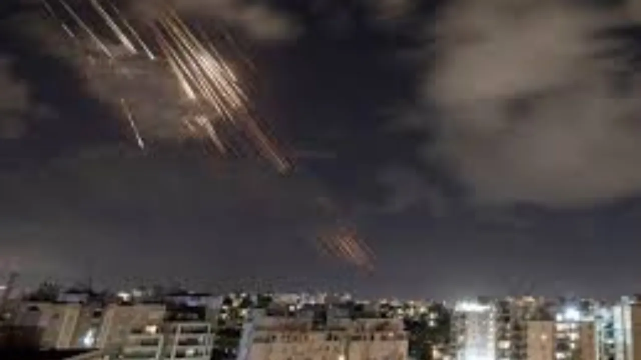 Israel Attack on Iran: इजरायल ने ईरान के दो न्यूक्लियर साइट समेत कई मिलिट्री ठिकानों को बनाया निशाना, तेहरान में हुए कई विस्फोट, आपातकाल घोषित