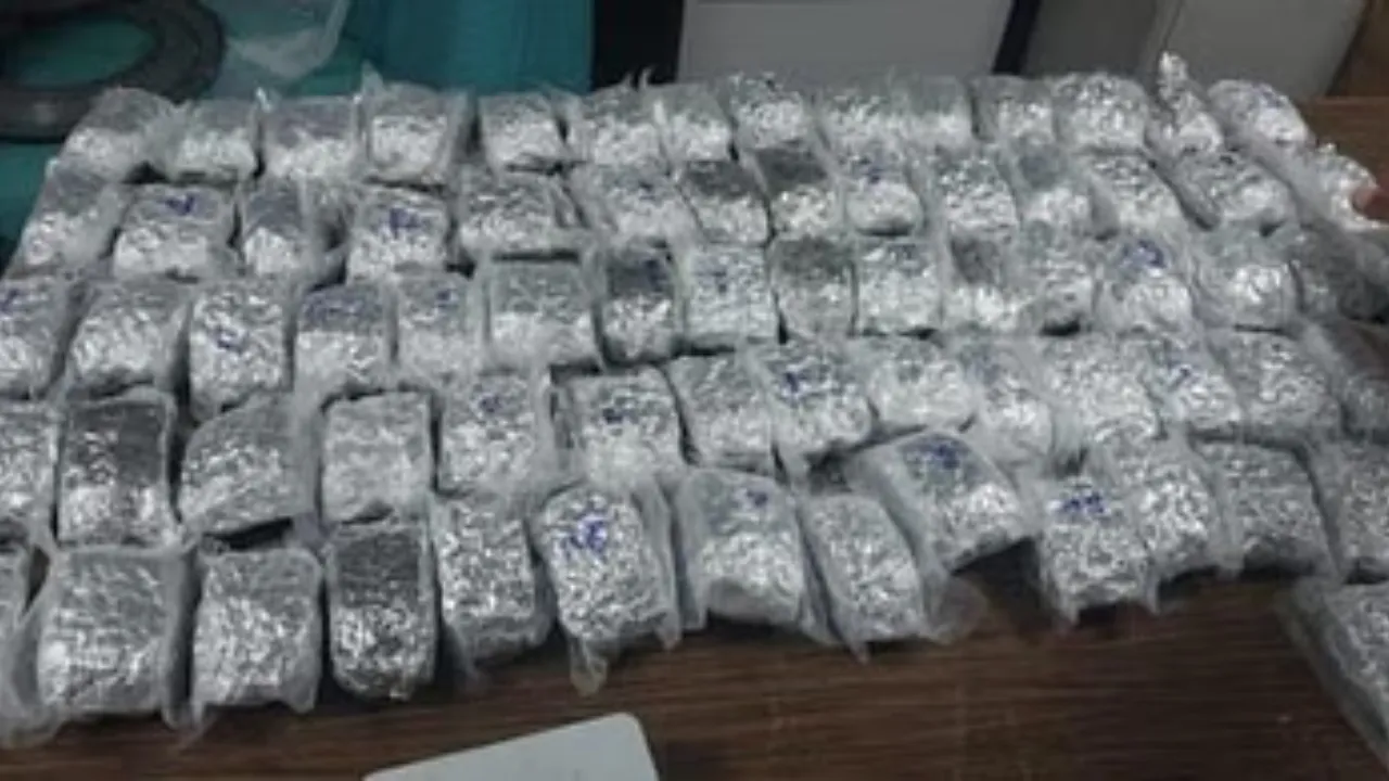 Lucknow News: बैंकॉक से आए दो यात्री गिरफ्तार, साढ़े 15 करोड़ के ड्रग्स बरामद