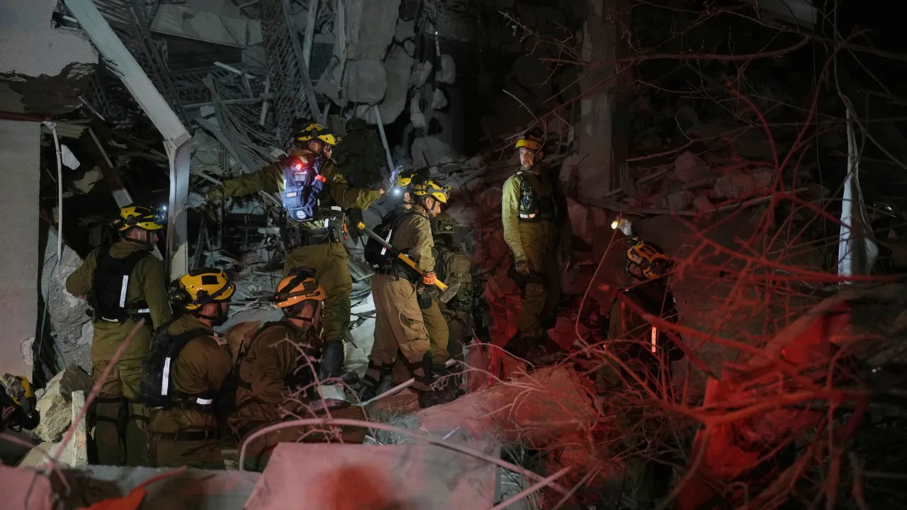 ईरान में फंसे भारतीयों को निकालने के लिए भारत सरकार अलर्ट, बनाया कंट्रोल रूम, जारी किए हेल्पलाइन नंबर