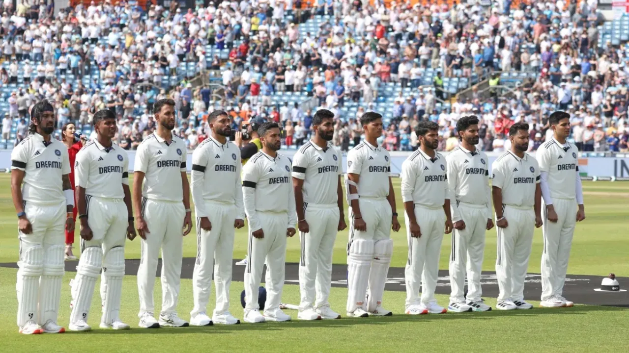 IND vs ENG: इंग्लैंड ने जीता टॉस, लीड्स टेस्ट में काली पट्टी बांधकर खेलने उतरी दोनों टीम, जानें क्या है वजह?