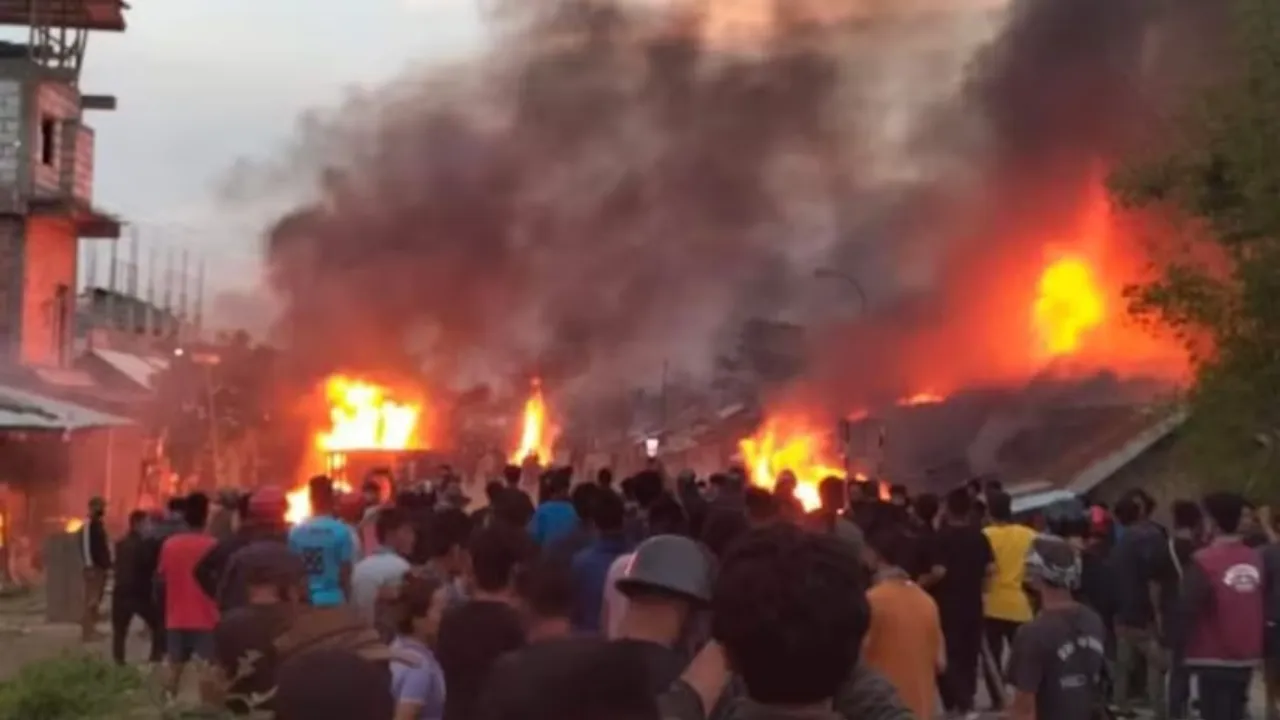 मणिपुरः विरोध प्रदर्शन ने लिया भयावह रूप, DM कार्यालय को जलाने की कोशिश, 15 घायल, लगा अनिश्चितकालीन कर्फ्यू 