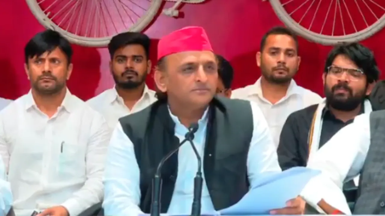 अखिलेश यादव का भाजपा सरकार पर वार, कहा- सरकार गरीबों और वंचितों को शिक्षा से दूर करने के लिए सरकारी स्कूलों का कर रही विलय